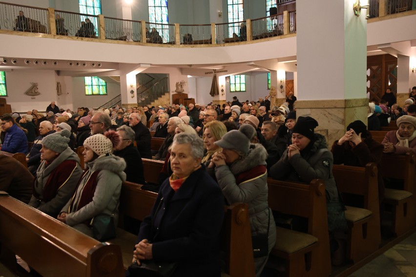 Kardynał Kazimierz Nycz przewodniczył uroczystej mszy świętej w parafii świętej Jadwigi Królowej w Kielcach. Zobacz zdjęcia