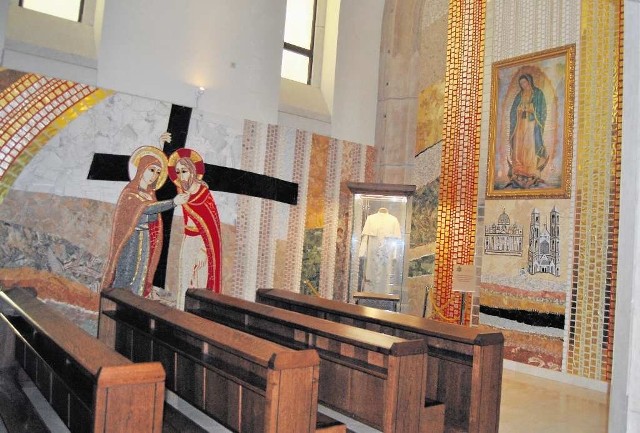 W kaplicy, na głównej ścianie został umieszczony obraz Matki Bożej z Guadalupe