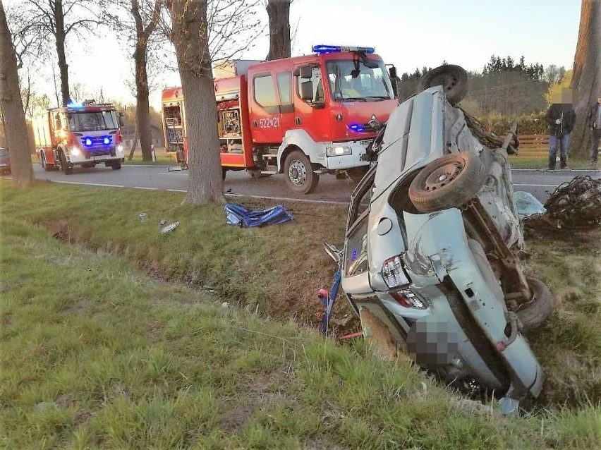 Dachowanie w Domasłowicach na DK 37, gm. Darłowo w piątek, 19.04. Jedna osoba zakleszczona, przejazd zablokowany [ZDJĘCIA] 