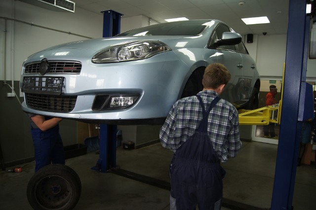 Uczniowie "Skowyry" w Przysusze mogą się też uczyć na kierunku mechanika samochodowa.