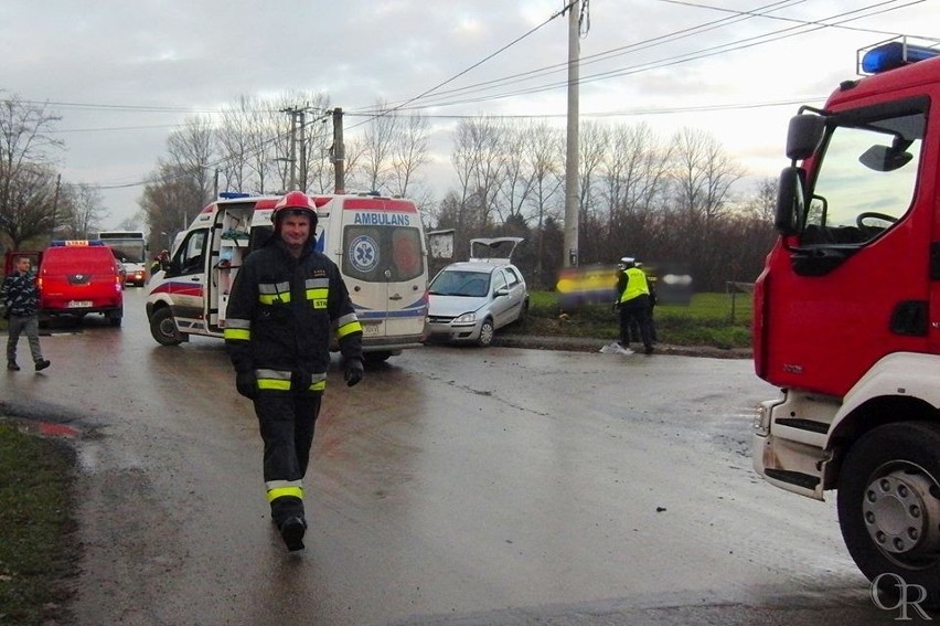 Wypadek w Łyszkowicach pod Proszowicami, dwie osoby ranne [ZDJĘCIA]