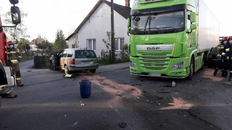 Chełmiec wypadek. Na ul. Marcinkowickiej zderzyły się trzy pojazdy. Dwóch rannych kierowców zabrano do szpitala