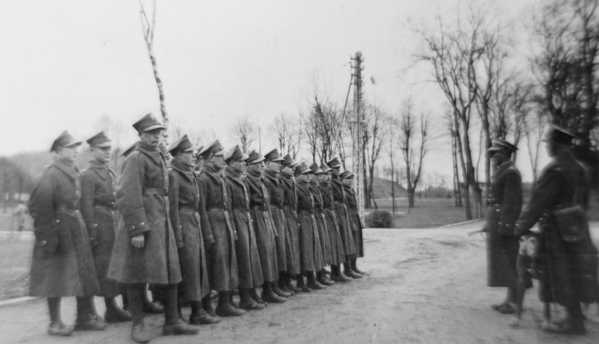 Wiosna 1939 roku na Westerplatte. Odprawa żołnierzy na placu...
