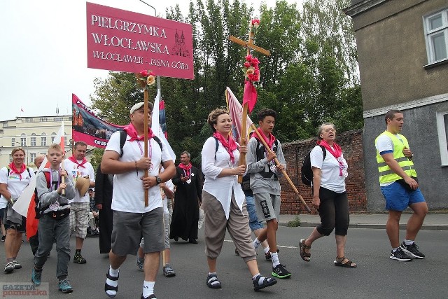 Pół tysiąca pątników z Włocławka i okolic wyruszyło w sobotni poranek na Jasną Górę. Trasa pielgrzymki wyniesie około 290 kilometrów i wiedzie z Włocławka przez Izbicę Kujawską, Koło, Skęczniew, Charłupię Małą, Ostrówek, Rudniki i Iwanowice Duże. W sobotę dojdą do Izbicy Kujawskiej. W niedzielę ich trasa prowadzi z Izbicy do Koła.13 sierpnia około godz. 15. po ośmiu dniach, włocławska pielgrzymka dotrze na Jasną Górę. Potem mszą święta, która będzie odprawioną na Wałach Jasnogórskich o godz. 19.30. Średnio dziennie włocławscy pielgrzymi przemierzać będą około 37 km. Nocować będą albo w domach prywatnych, albo w szkołach. 