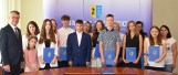 Ośmioro najlepszych absolwentów gminy Mirzec otrzymało nagrody