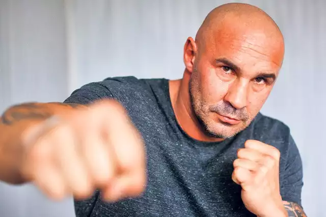 Przemysław Saleta, najbardziej medialna góra mięśni w Polsce. Były mistrz świata w kick boxingu, były mistrz Europy w boksie zawodowym.
