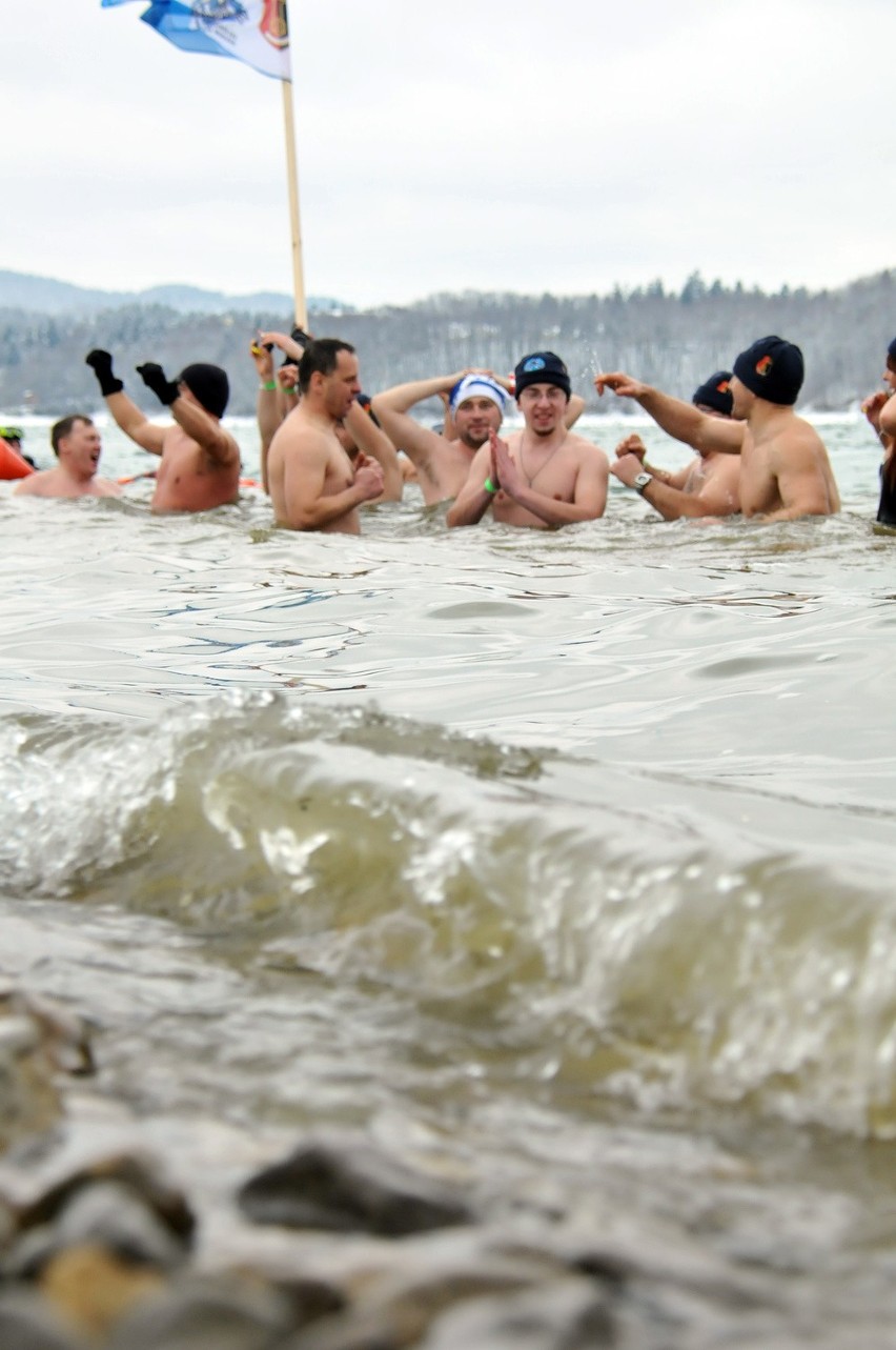 I Światowy Zlot Morsów Solina-Polańczyk. Kąpało się ok 400 osób [FOTO, WIDEO]