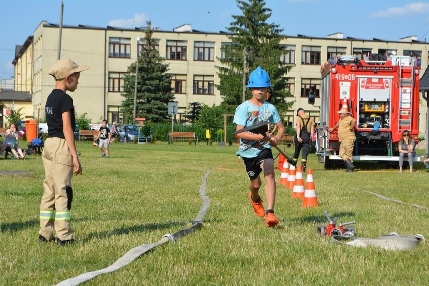 Zawody strażackie dla dzieci i młodzieży na powitanie lata w Małogoszczu. Wyśmienita zabawa przy Domu Kultury. Zobaczcie zdjęcia