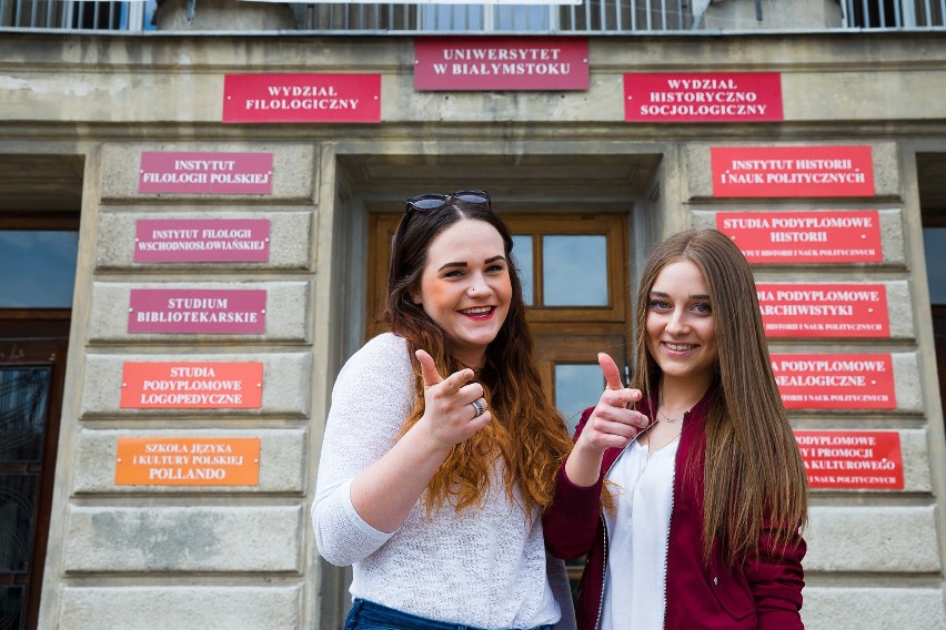 Studentki I roku polonistyki Paula Mandziej (z lewej) i...