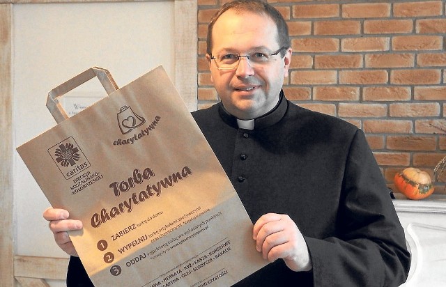 Ks. Tomasz Roda, dyrektor koszalińskiego Caritasu, prezentuje „Torbę Charytatywną”. Aby włączyć się w akcję, należy w niedzielę zabrać taką torbę z kościoła; na niej jest instrukcja, co dalej robić