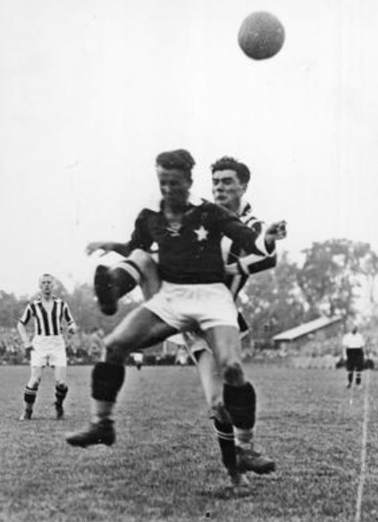 Derby Krakowa, maj 1937 r. O piłkę walczą Antoni Łyko...