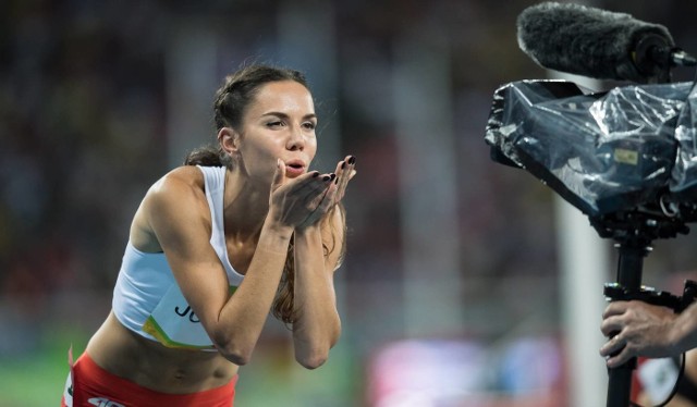 Joanna Jóźwik radosna po półfinałowym biegu na 800 metrów podczas Igrzysk Olimpijskich w Rio de Janeiro.