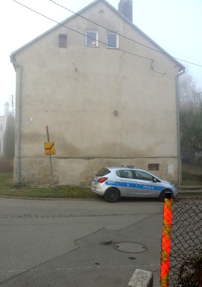 Tajemnicza śmierć pod Wrocławiem. Martwa kobieta leżała na dachu budynku [ZDJĘCIA]