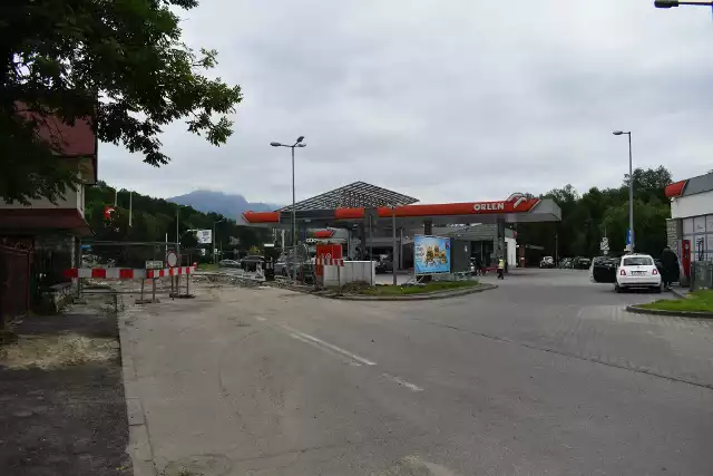 Stacja paliw na Ustupie w Zakopanem - w jej sąsiedztwie firma telekomunikacyjna chce postawić wysoki na 45 metrów masz z antenami