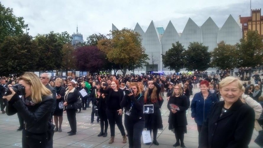 Czarny Protest w Szczecinie. Ludzie zbierają się na placu Solidarności