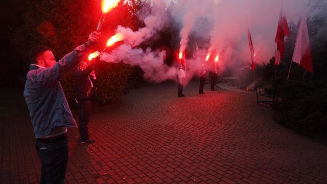 Z okazji  101. rocznicy wybuchu Powstania Wielkopolskiego, na koszalińskim cmentarzu odbyły się uroczystości. Warto przypomnieć, że koszalińska nekropolia jest miejscem spoczynku 57 powstańców wielkopolskich, którzy w latach 40. i 50. osiedlili się w tym mieście. Zobacz także Ptaki Hasiora zapłonęły z okazji Dnia Niepodległości