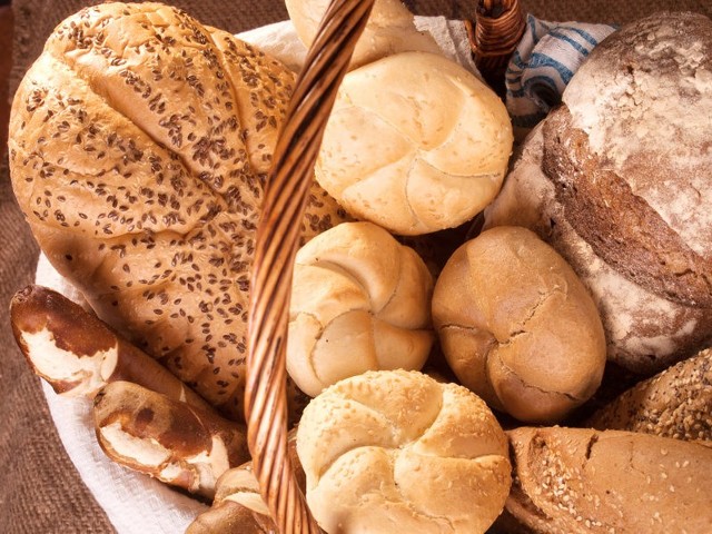 Chleb drożeje, choć jest nadal tańszy, niż jeszcze 2 miesiące temu. Ceny masła są stabilne, a cukier kosztuje już tyle samo, co przed obniżką VAT-u.
