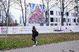 Efektowny mural na ścianie budynku szpitala w Poznaniu. Nawiązuje do baśniowych postaci. Zobacz zdjęcia!