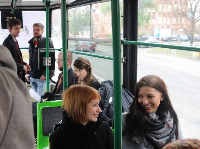 Jesienią pasażerowie uśmiechali się od ucha do ucha, gdy studenci Marcin i Alina (z tyłu) czytali pozytywne informacje