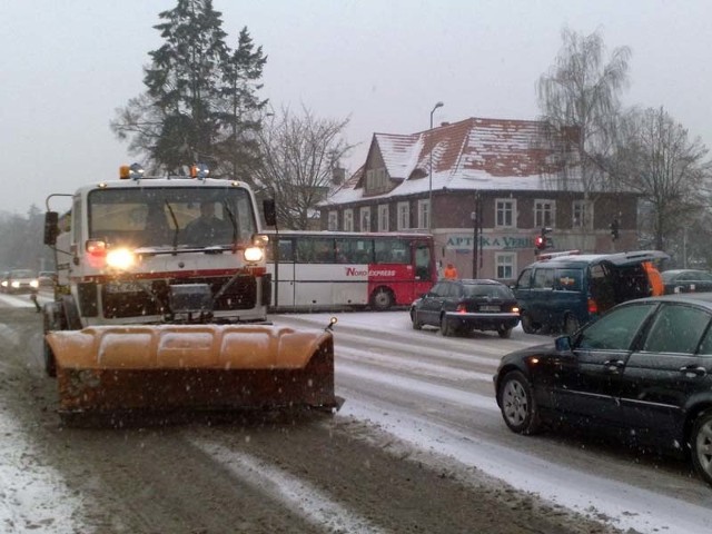 Służby drogowe na ulicy Piłsudskiego w Koszalinie.