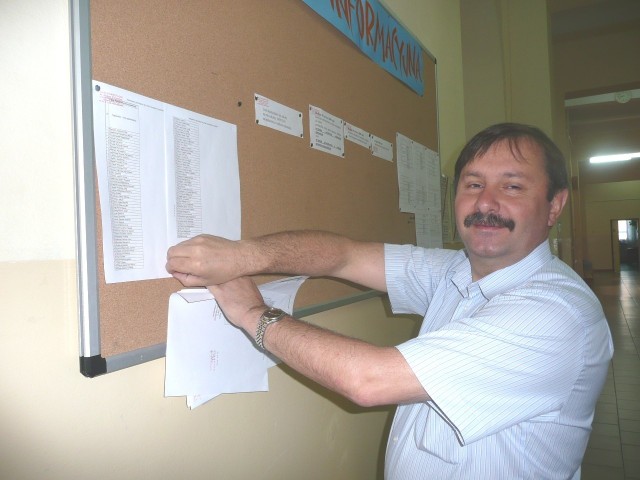 Jerzy Stelamach, dyrektor niżańskiego ogólniaka, zdejmuje z tablicy ogłoszeń listy kandydackie, za kilka godzin będą w tym miejscu listy uczniów ostatecznie przyjętych do szkoły