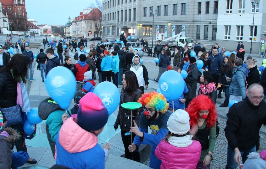 Zaświeć się na niebiesko dla autyzmu w Białymstoku (zdjęcia, wideo)