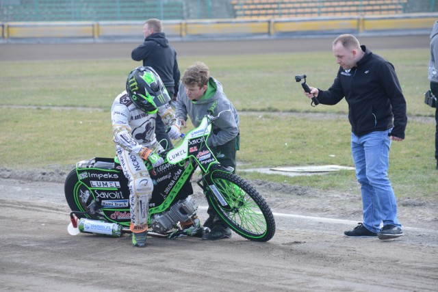 Stęsknieni kibice Falubazu, którzy chcieliby już poczuć zapach, mogą przyjść na stadion na sektor J. Natomiast dziennikarze na sektor Media, przy parku maszyn.