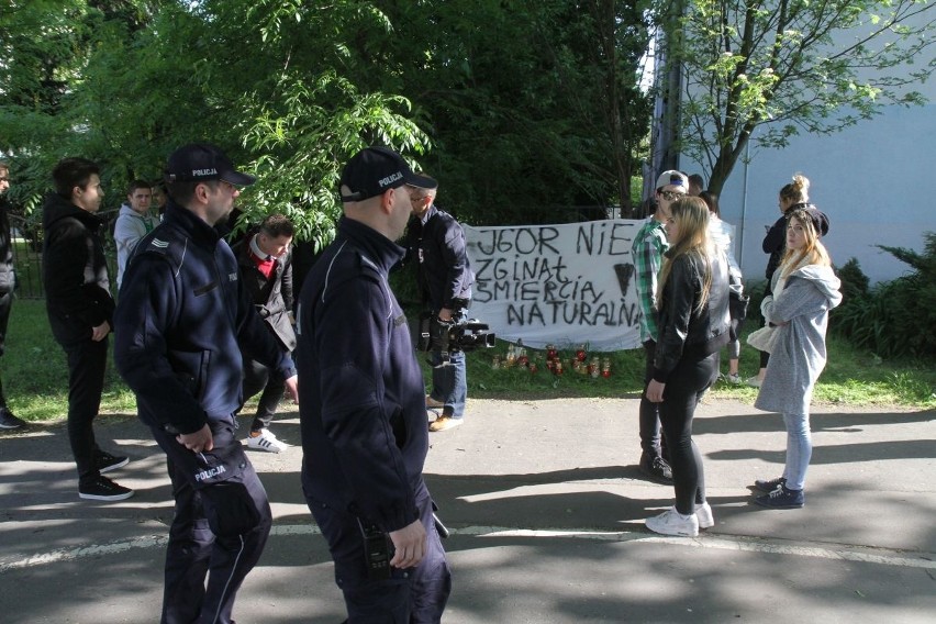 Około 100 osób protestowało pod komisariatem policji Wrocław...