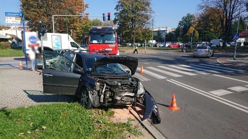 Zderzenie aut na skrzyżowaniu Barskiej i Paderewskiego. Dwie osoby w szpitalu