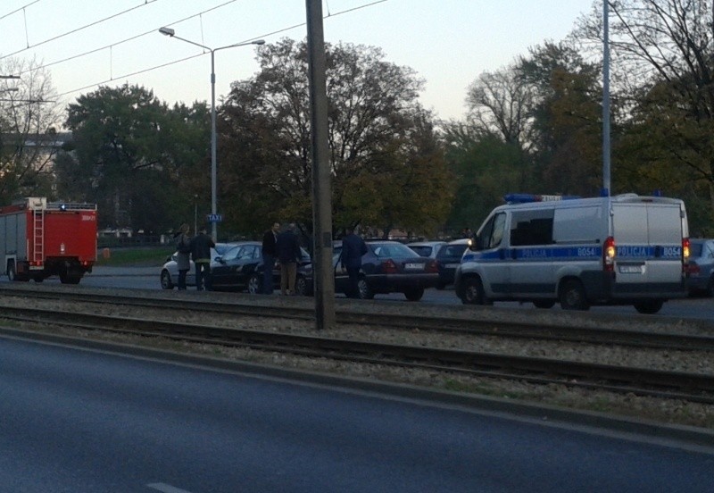 Trzy auta zderzyły się na ul. Drobnera. Ranni trafili do szpitala (FOTO)