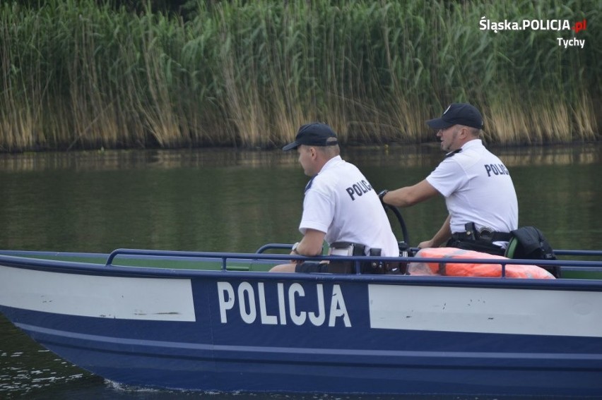 Policjanci czuwają nad bezpieczeństwem wypoczywających na...