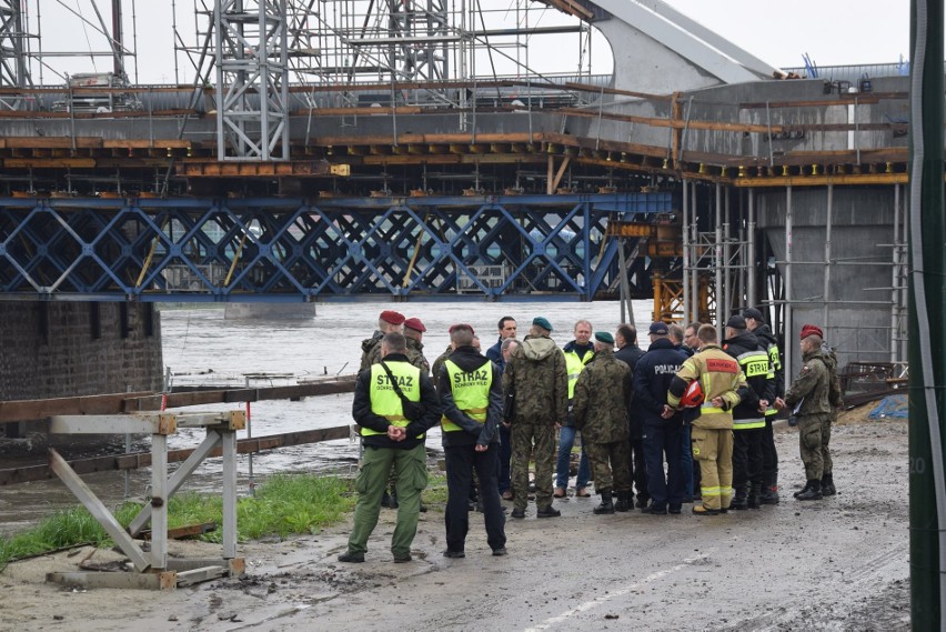 Kraków. Policjanci ratują zagrożoną budowę mostu [ZDJĘCIA]