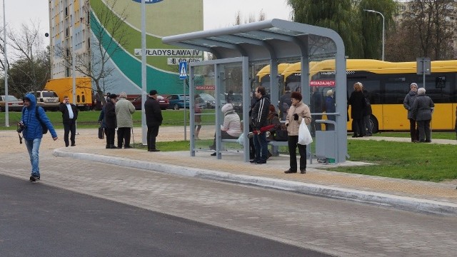 W czwartek oficjalnie otwarto nowe centrum przesiadkowe MZK przy ul. Władysława IV w Koszalinie.Centrum przesiadkowe powstało z myślą o pasażerach autobusów MZK i kosztowało 5,5 mln zł (z tego ponad 3,7 mln zł to unijna dotacja z ZIT). Zaprezentowano też nowe hybrydowe autobusy, które zakupił Miejski Zakład Komunikacji.To w sumie pięć nowych 12-metrowych niskopodłogowych pojazdów. Autobusy kosztowały 9,4 mln zł; ten zakup także był możliwy dzięki wsparciu z funduszy unijnych - 5,4 mln zł, w ramach ZIT, czyli Zintegrowanych Inwestycji Terytorialnych. Na tym nie koniec - uruchomiony został także pierwszy stacjonarny biletomat, w którym każdy pasażer - dokonując płatności elektronicznie - może kupić każdy rodzaj biletu MZK.