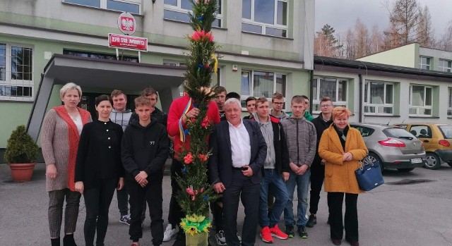 Po dwóch latach przerwy, spowodowanych pandemią, uczniowie wrócili do pięknej tradycji przygotowywania palmy wielkanocnej na Niedzielę Palmową.