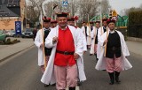 Parada straży wielkanocnej w Tryńczy z udziałem kosynierów z Bieździedzy [ZDJĘCIA]