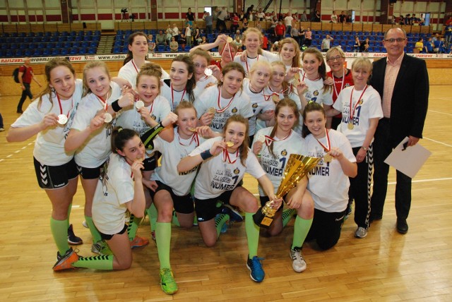 Juniorki młodsze Korony Handball Kielce ze złotymi medalami mistrzostw Polski.
