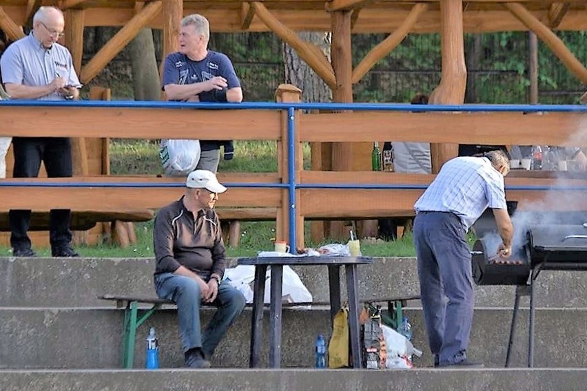 Może piłkarze Przeboju bardziej niż o bramkach myśleli o...