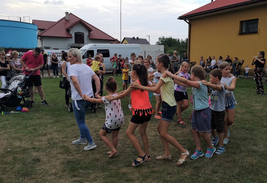 Bawili się na pikniku w Porębach Dębskich. Pomogli małej Antosi 