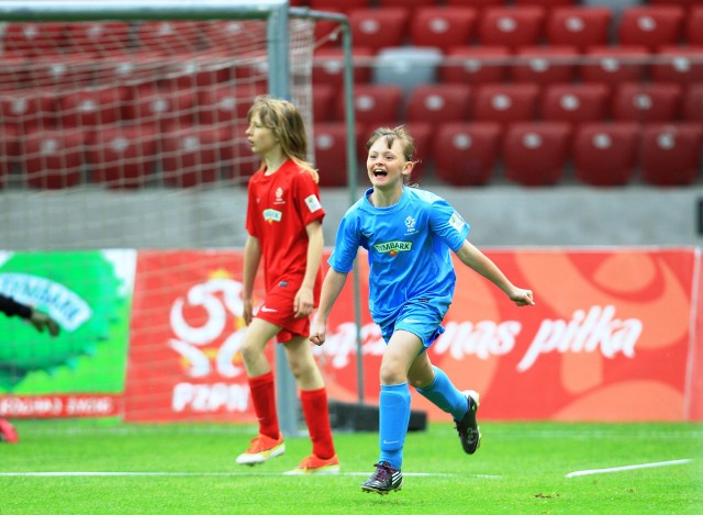 Reprezentantka Karolina Gec (numer 9) była królową strzelczyń i MVP turnieju „Z Podwórka na Stadion o Puchar Tymbarku”.