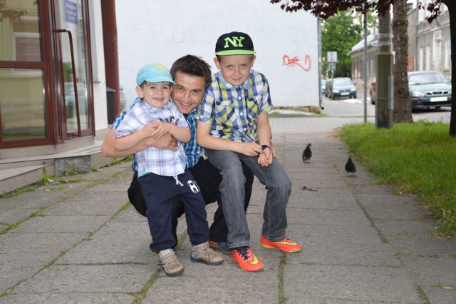 Tadeusz Jaśkowski z synami, trzyletnim Jaśkiem i dziewięcioletnim Michałem. Dostał od nich dzisiaj album ze wspólnymi zdjęciami