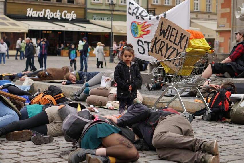 Położyli się na Rynku we Wrocławiu. Taki strajk. Dla ziemi