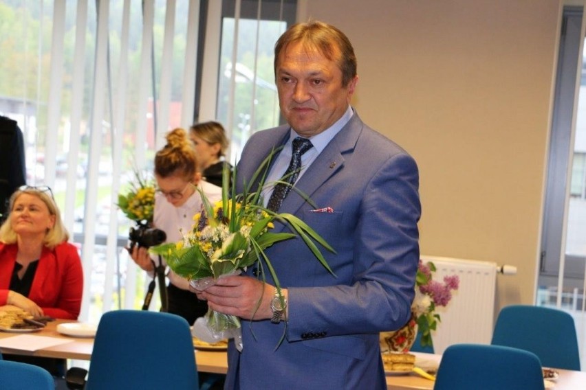 Starosta kielecki z bukietami w ręku. Zebrał kwiaty na konferencję o jarmarku na Świętym Krzyżu