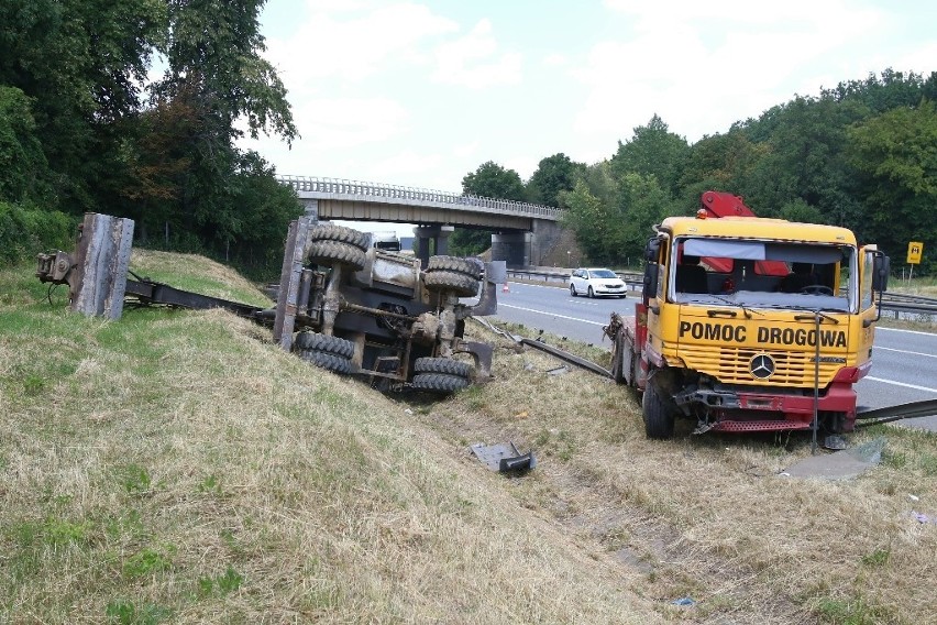Wypadek na A4 pod Wrocławiem. Ciężarówka przewoziła koparkę i nie zmieściła się pod wiaduktem - korek jest olbrzymi! [ZDJĘCIA]