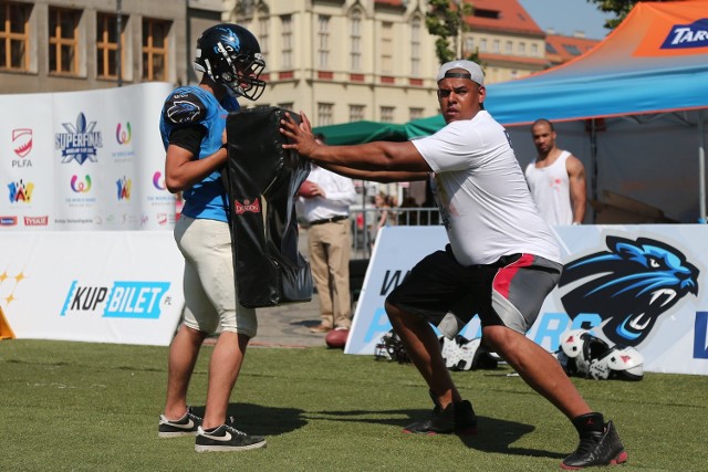 Aiyegbusi (z prawej) poprowadził również pokazowy trening z młodymi futbolistami Panthers Wrocław. Wszystko odbyło się przy wielkim upale