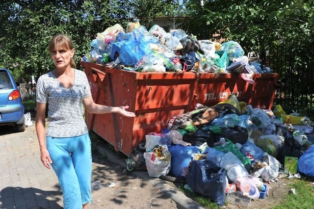 Teresa Waszkiewicz jest oburzona, że przepełnionego konteneru nikt nie odbiera. Denerwuje ją też, że takie pojemniki nadają się na gruz, a nie śmieci.