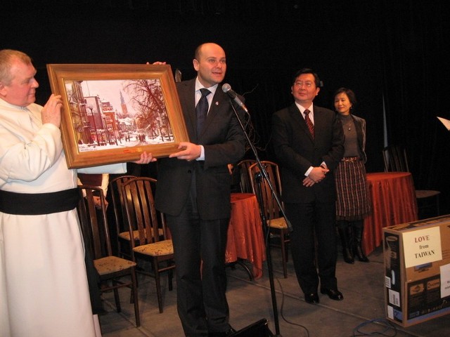 Prezydent Andrzej Kosztowniak w imieniu władz miasta  przekazał panu Liu obraz ukazujący fragment Radomia, namalowany przez  Andrzeja Minajewa
