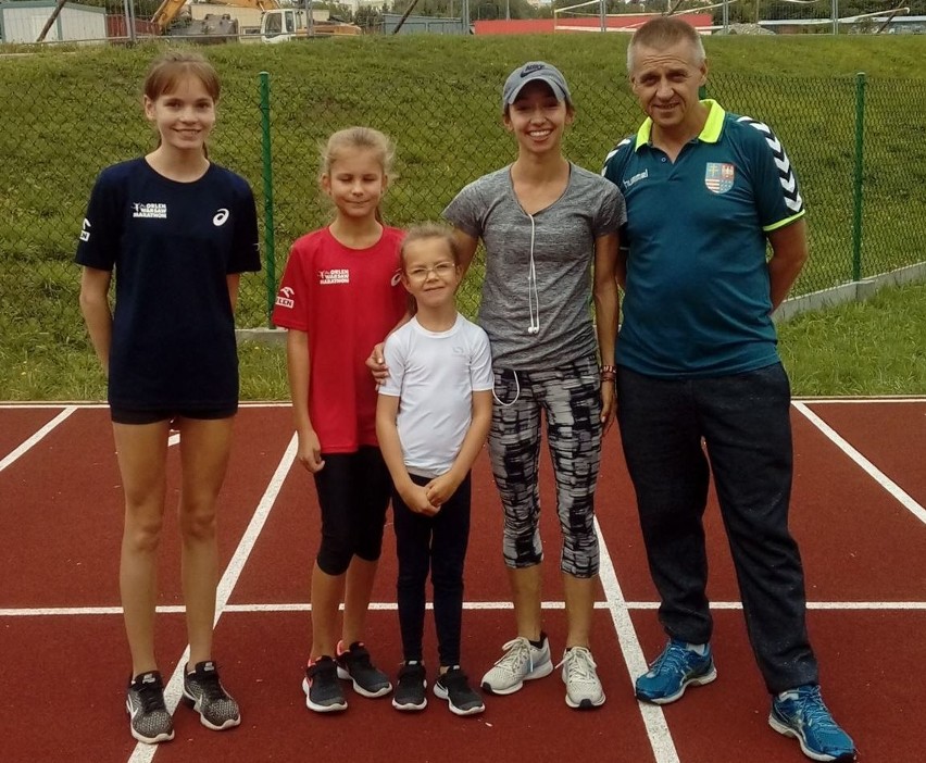 Sofia Ennaoui podczas treningu w Busku-Zdroju, z trenerem...