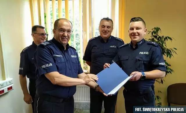 Podkomisarz Ernest Pastuszka z prawej  został komendantem komisariatu Policji w Dwikozach. Rozkaz personalny awansowanemu wręczył pełniący obowiązki Komendanta Powiatowego Policji w Sandomierzu insp. Ryszard Komański.