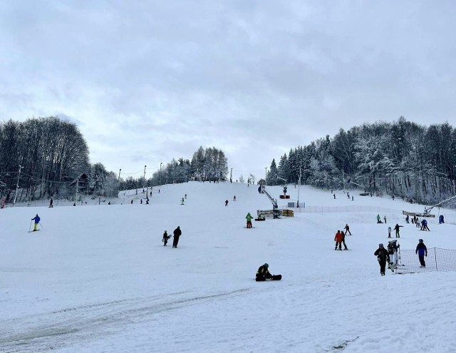 Już od pierwszych dni grudnia na stoku w Wieżycy trzeba było stać w kolejkach - tylu fanów narciarstwa się tu pojawiło.