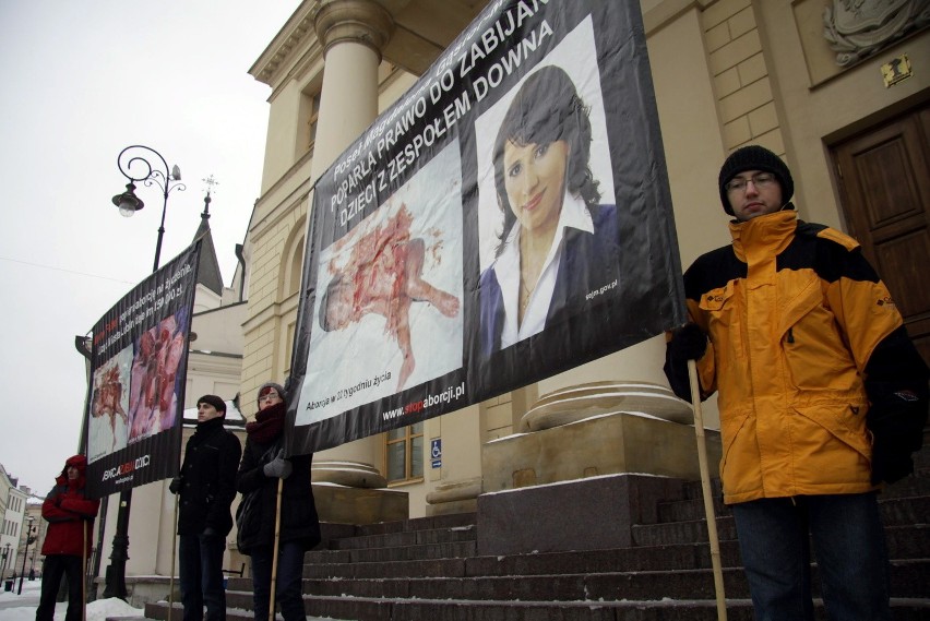 Manifestacja antyaborcyjna pod ratuszem. Interweniowała policja (FOTO)